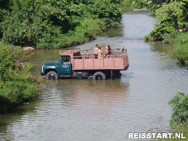 Vrachtauto wordt gewassen in de rivier