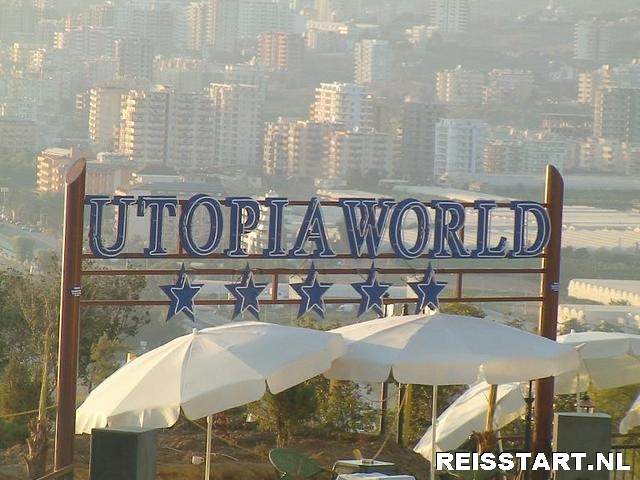 Bord Utopia met Mahmutlar op achtergrond