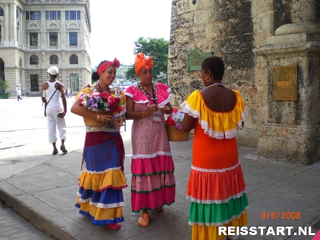 Kleurrijke dames in Havanna