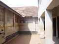 School Pitipana die duidelijk aan een renovatie toe is